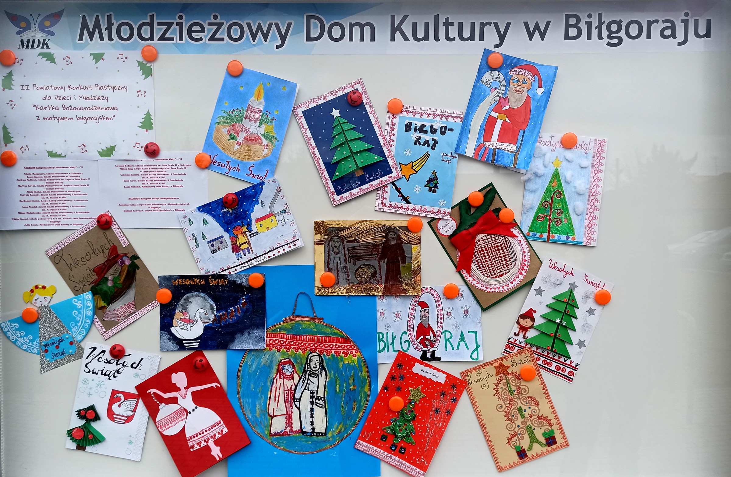 Na zdjęciu przedstawione są wszystkie nagrodzone kartki bożonarodzeniowe. Ekspozycja znajduje się w gablocie przy wejściu do MDK.