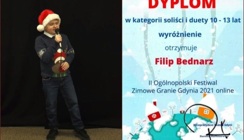 na zdjęciu Filip Bendarz podczas śpiewania piosenki "Bosy pastuszek", konkurs Zimowe Granie Gdynia'2021 oraz dyplom za wyróżnienie