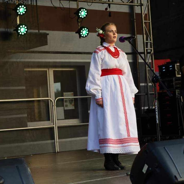 Na zdjęciu Katarzyna Rączka podczas występu.ZW-I Zawierucha - MDK Biłgoraj. Wydarzenie z dn. 10 września 2023 r.